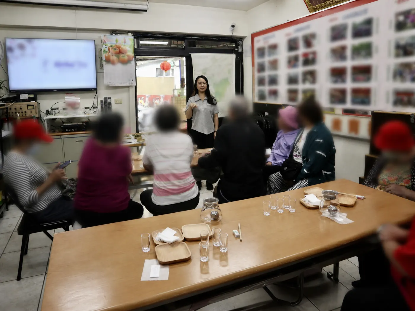 Vera 小安營養師在去識別化的團體花草茶活動中帶領參與者