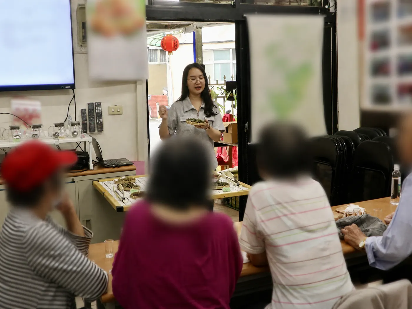 Vera 小安營養師在去識別化活動中分享花草茶材料