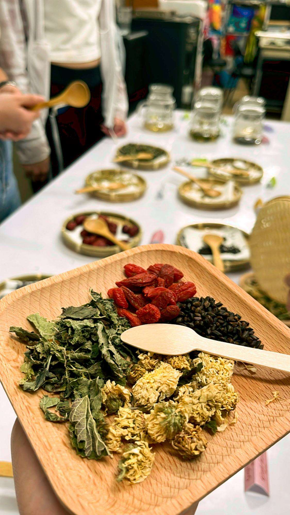 蕪菁雙和活動中的花草茶材與活動教材實拍照