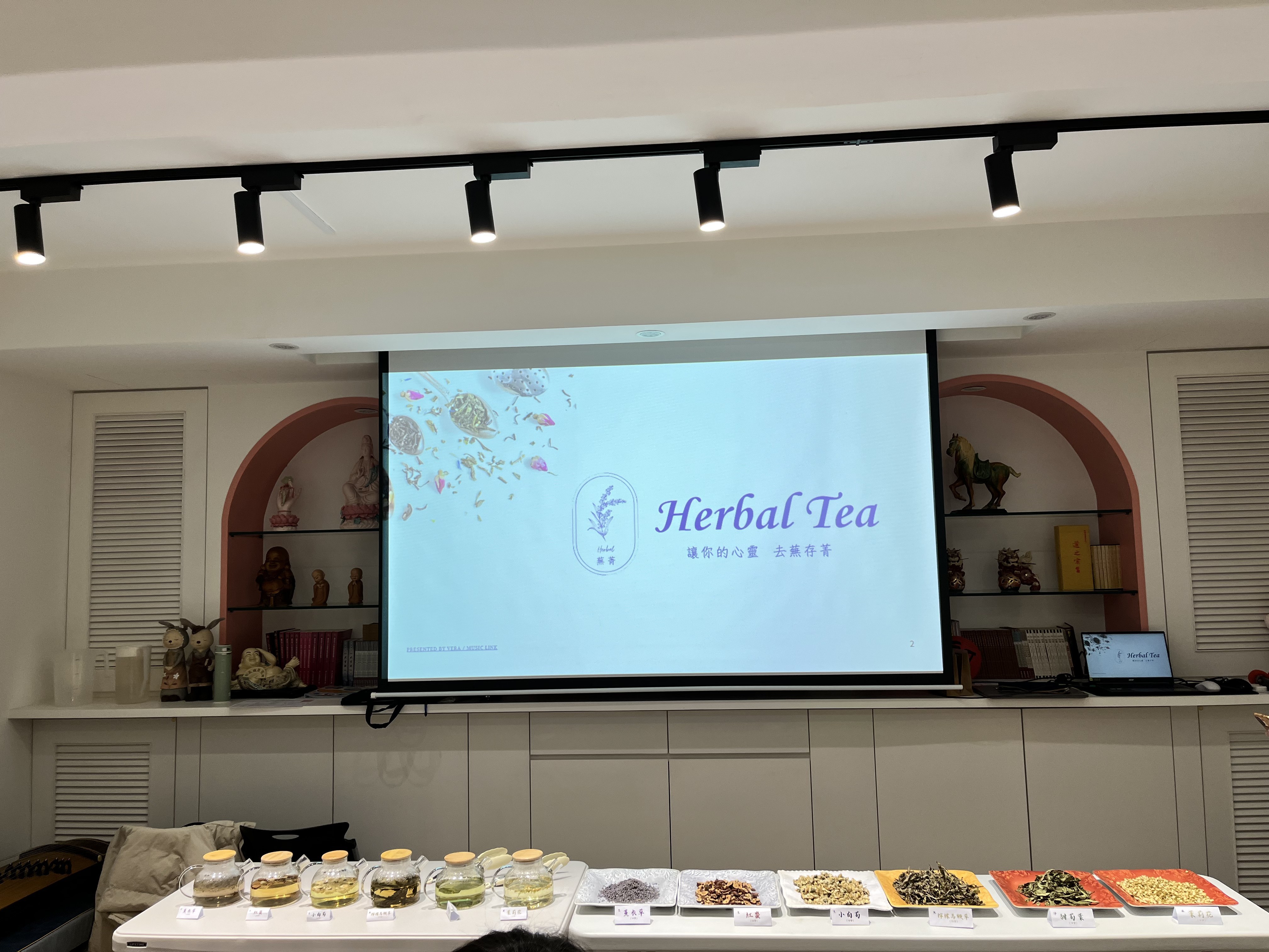 蕪菁健康團體活動中的花草茶與教材準備現場